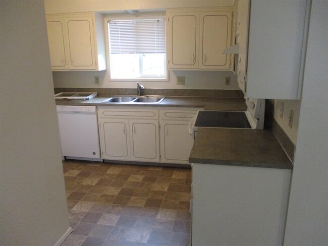 Building Photo - 4279 River Rd