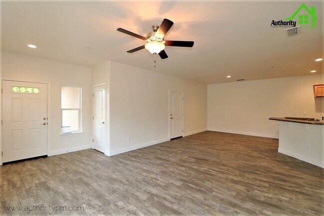 Building Photo - 2530 Rainbow Ln