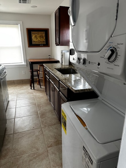 Building Photo - 206 Division Street