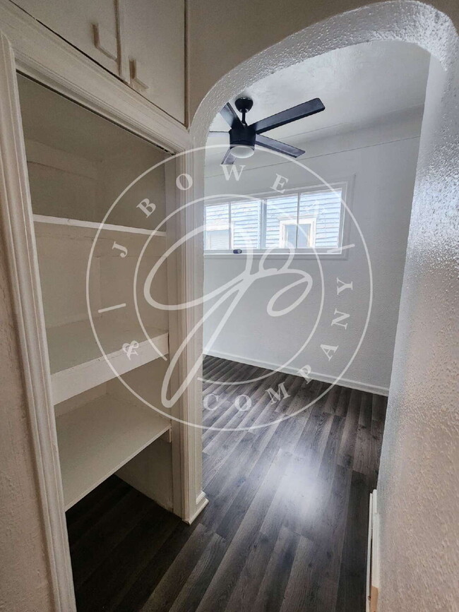 Building Photo - 2-Bedroom Gem! Large kitchen. Convienient ...