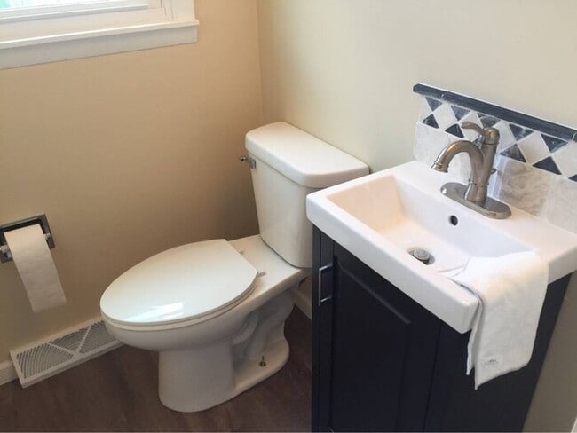 Building Photo - 3 bedroom 1.5 bath townhouse