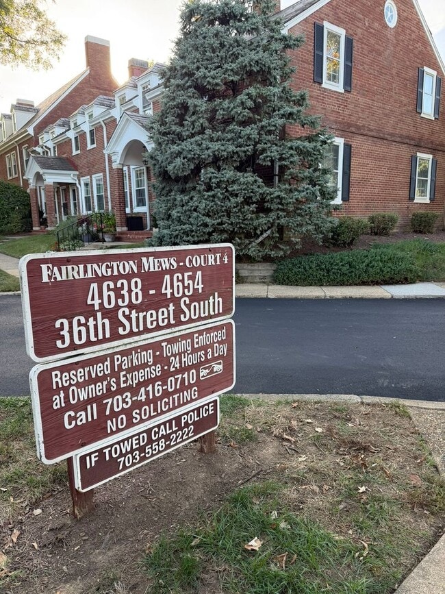 Building Photo - Beautiful 2 Bed 2 Bath Clarendon End-Unit ...