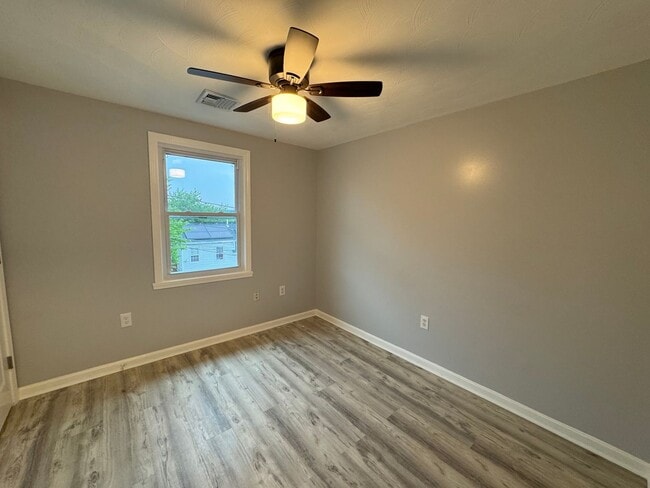 Building Photo - Recently Updated 3-Bedroom Townhouse in La...
