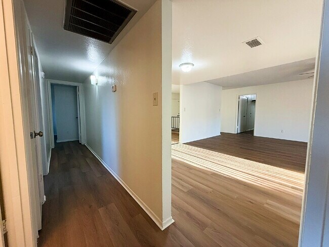 Building Photo - Spacious North Phoenix Home on Large Lot – Move-In Ready!