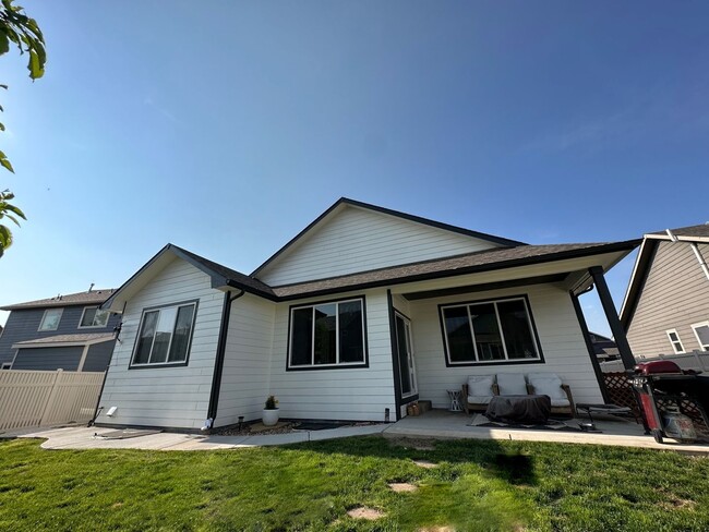 Building Photo - Spacious 3BR House in Firestone