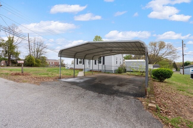 Building Photo - Inman Charm: Walk to Downtown! Cozy 2-Bed ...