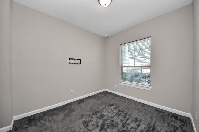 Building Photo - 8114 Silverspot Ln