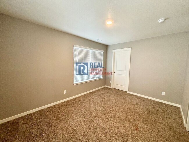 Building Photo - 2051 Rosette Ln