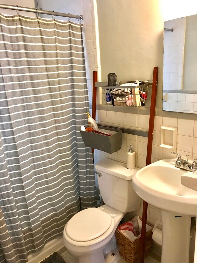 Building Photo - 1647 Valley Ave