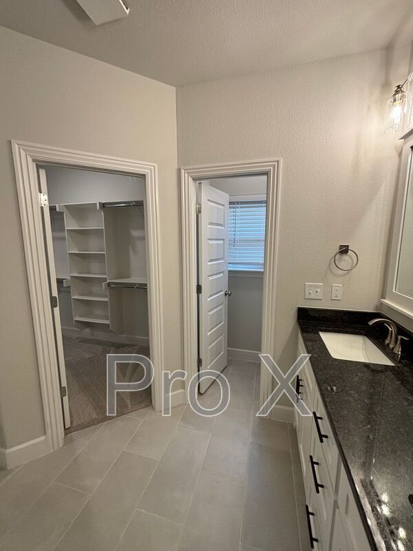 Building Photo - 1908 Charles St