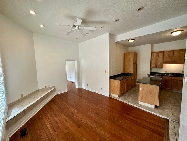Building Photo - 3 BED | 2 BATH | GATED BACKYARD | THOMAS S...