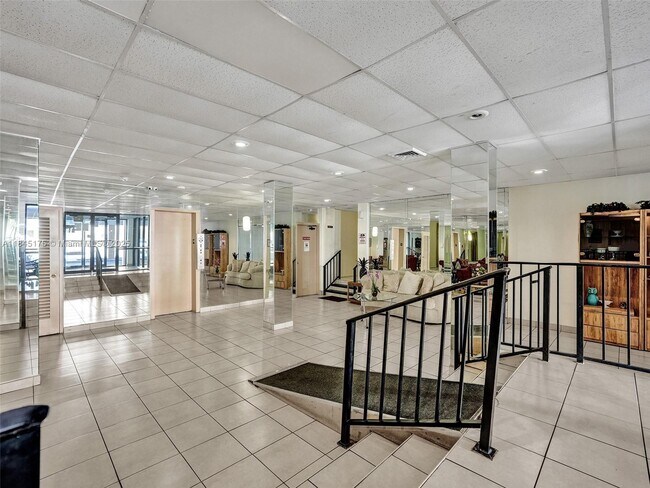 Building Photo - 4152 Inverrary Dr