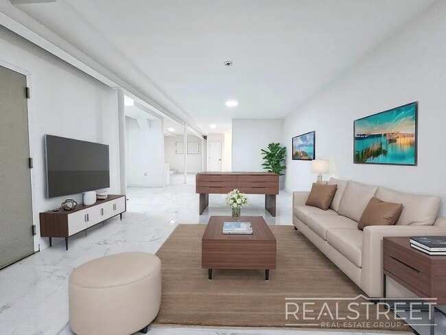 Building Photo - Massive 3,000+ Sq Ft 4BD/2BA Duplex with H...