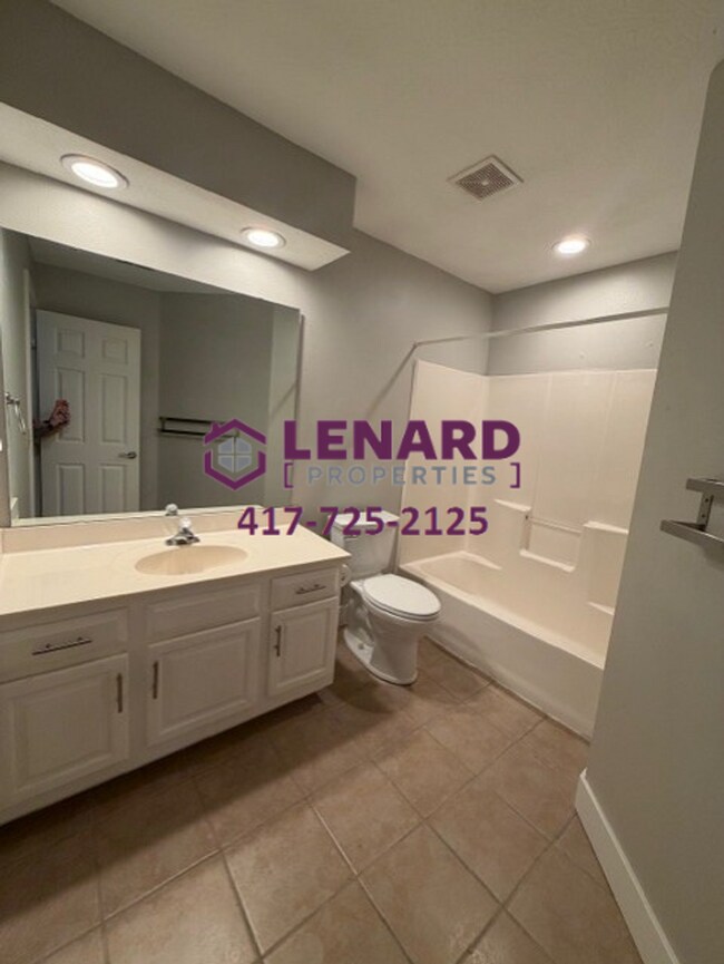 Building Photo - Spacious 3 Bedroom Home!