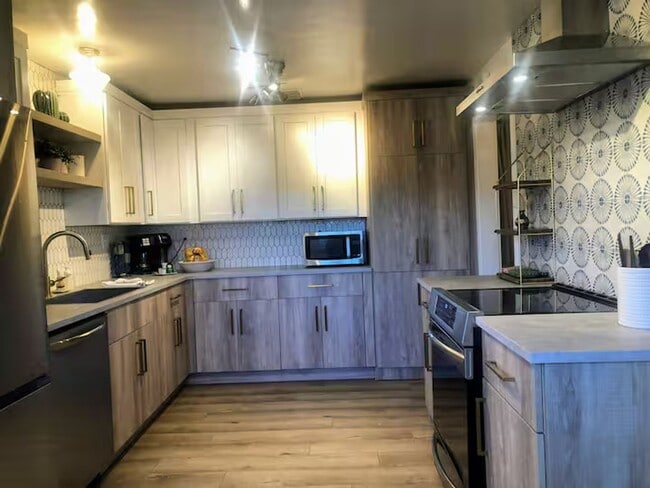 Building Photo - A true Tucson style home near the University of Arizona main campus! Must See!