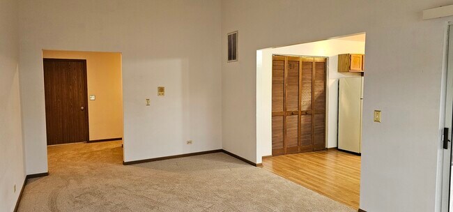 Building Photo - 301 Village Creek Dr