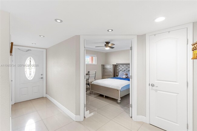 Building Photo - 9200 N Hollybrook Lake Dr