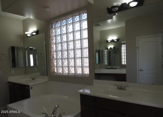 Building Photo - 637 E Indian Wells Pl