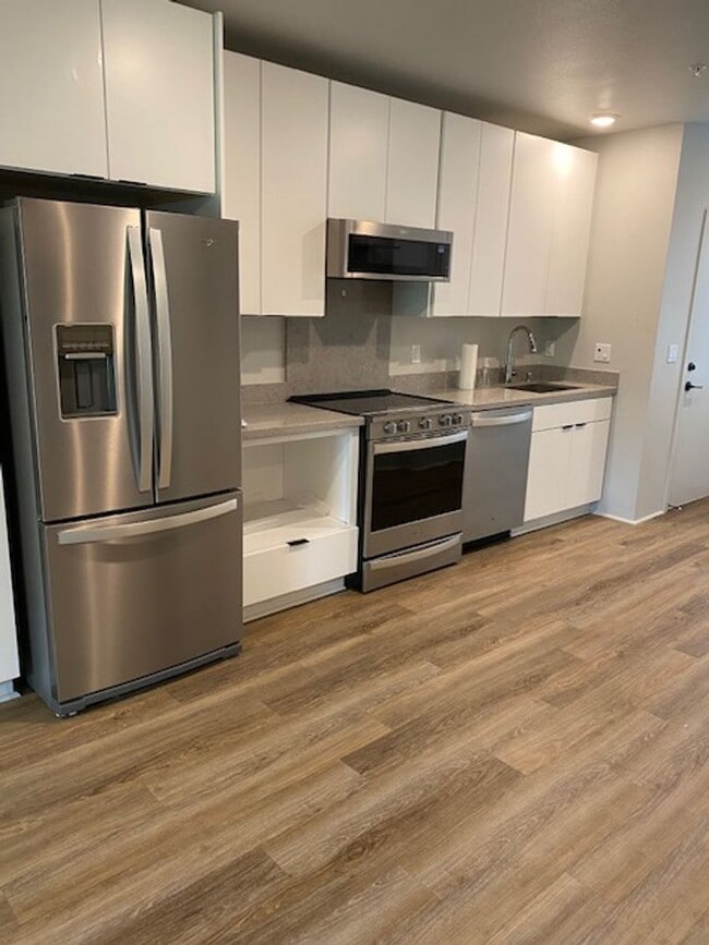 Building Photo - 1-Bdrm/1-Bath Ground Level End-unit w/ 2-Assigned Tandem Parking