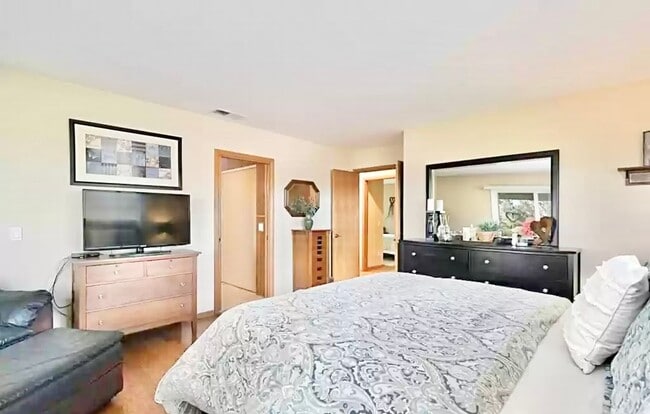 Building Photo - Amazing Location & Sprawling Country Livin...