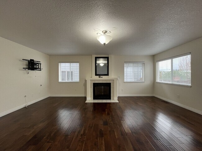 Building Photo - Grand 5 Bedroom Home Featuring 19ft Ceilings, Family Room & Main-Level Suite