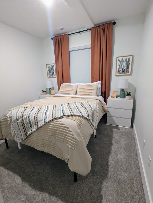 Building Photo - 134 N Welden Way