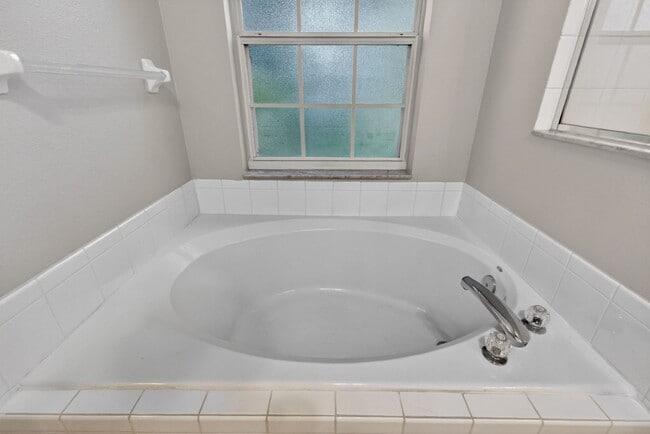 Building Photo - Available NOW - 3/2 Split Plan Home in Eustis with large Florida Rm!