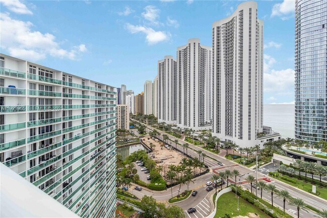 Building Photo - 100 Bayview Dr