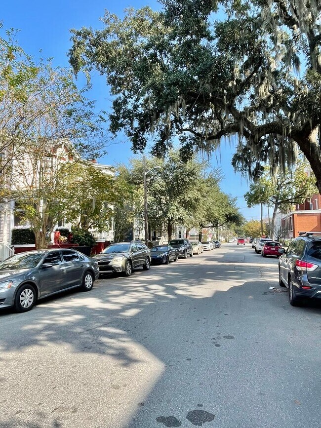 Building Photo - 1 Bedroom / 1 Bathroom Apartment – Walk to Forsyth Park