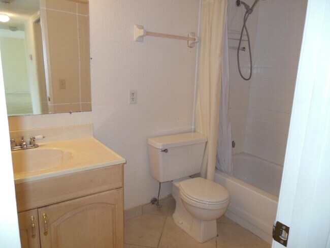 Building Photo - 500 Egret Cir