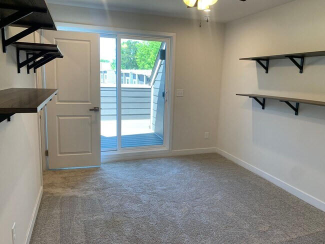 Building Photo - Beautiful Three Bedroom Townhouse!