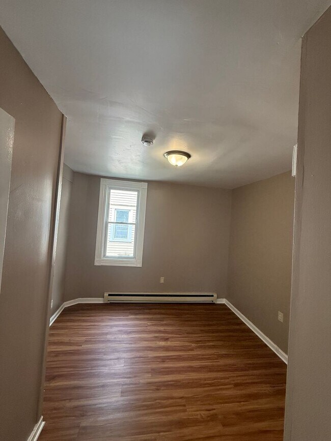 Building Photo - 870 Elm St