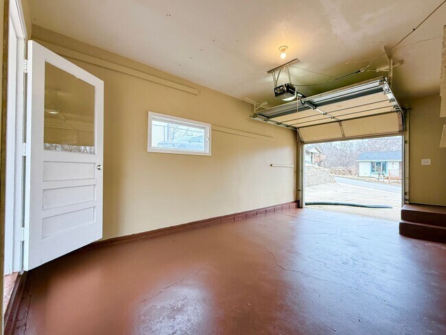 Building Photo - Spacious 4 Bedroom Home + Garage, Fenced Backyard & Bonus Lower Level