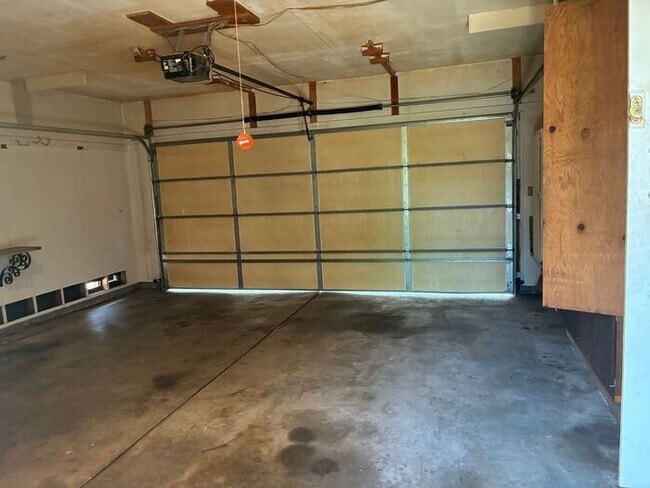 Building Photo - 4 Bedroom, 2 Bathroom Ranch
