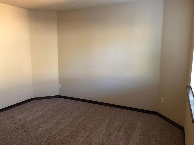 Building Photo - 3624 Oakridge Cir