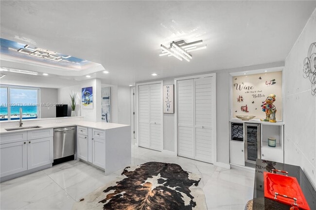 Building Photo - 465 Ocean Dr