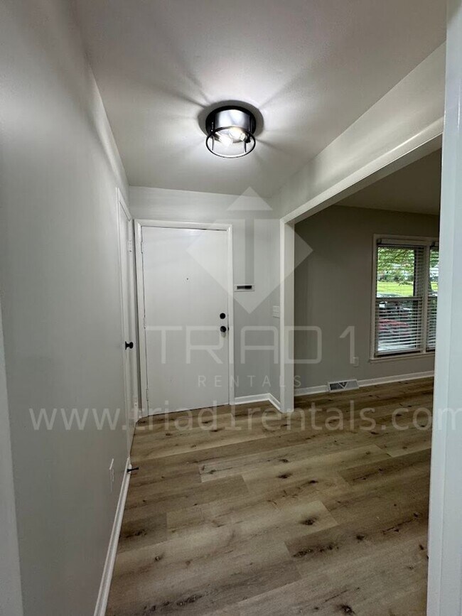 Building Photo - 2205 Hathaway Dr
