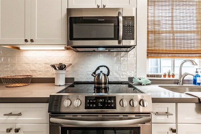 Building Photo - 2021 Avenue O 1/2