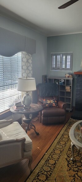 Building Photo - 1055 NE Grandview Dr