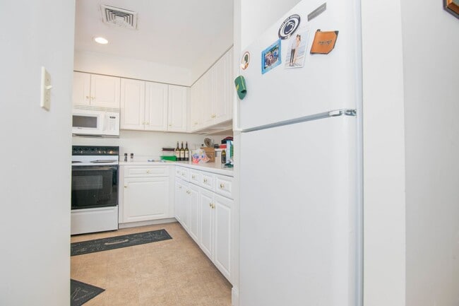 Building Photo - WOW!!  NO FEE!!!   BRIGHTON CENTER 3 BED/2.5 BATH WITH PARKING INCLUDED FOR JUNE 1ST!!