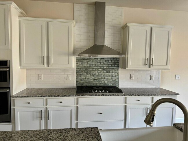 Building Photo - 4 Bedroom, 3.5 Bath Home w/ Backyard and 2 Car Garage