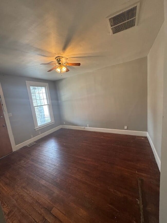 Building Photo - 1245 E Illinois St