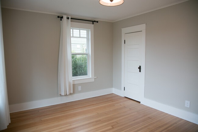 Building Photo - Charming Multnomah Village Remodeled Cottage