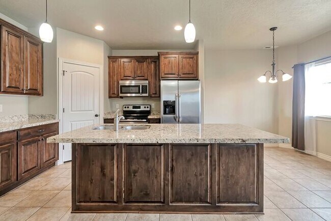Building Photo - Beautiful Orem Townhome