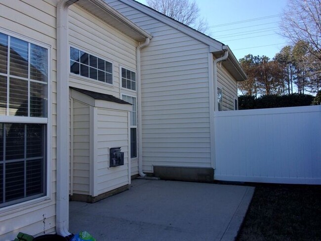 Building Photo - Spacious 3 Bedroom 2 1/2 Bath Townhome in ...