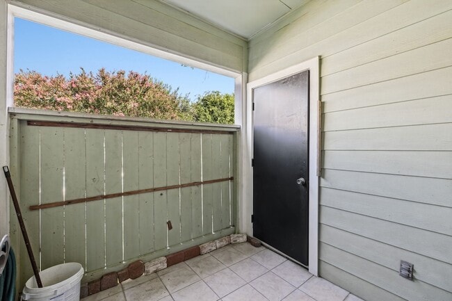 Building Photo - 6602 Harbor Town Dr