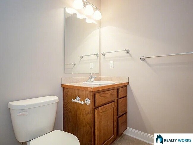 Building Photo - Spacious 4 Bed, 3 Bath Townhome with finished Basement