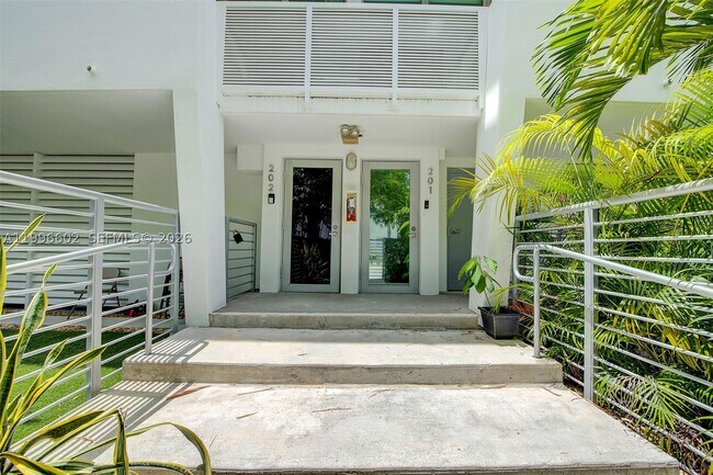Building Photo - 1577 Bay 201 Bay