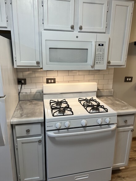 Kitchen - 14428 S Division St