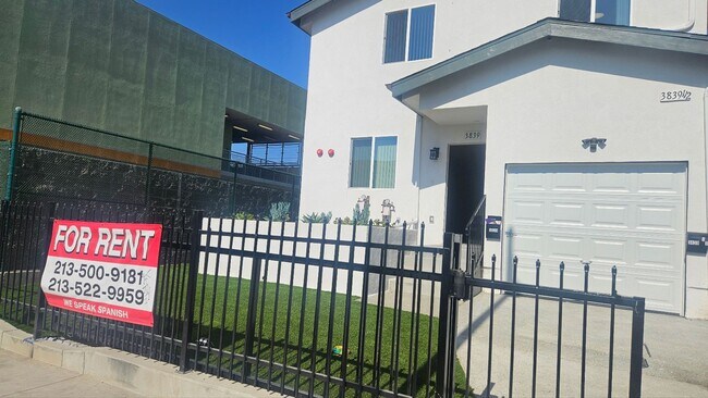 Building Photo - 3839 Woodlawn Ave